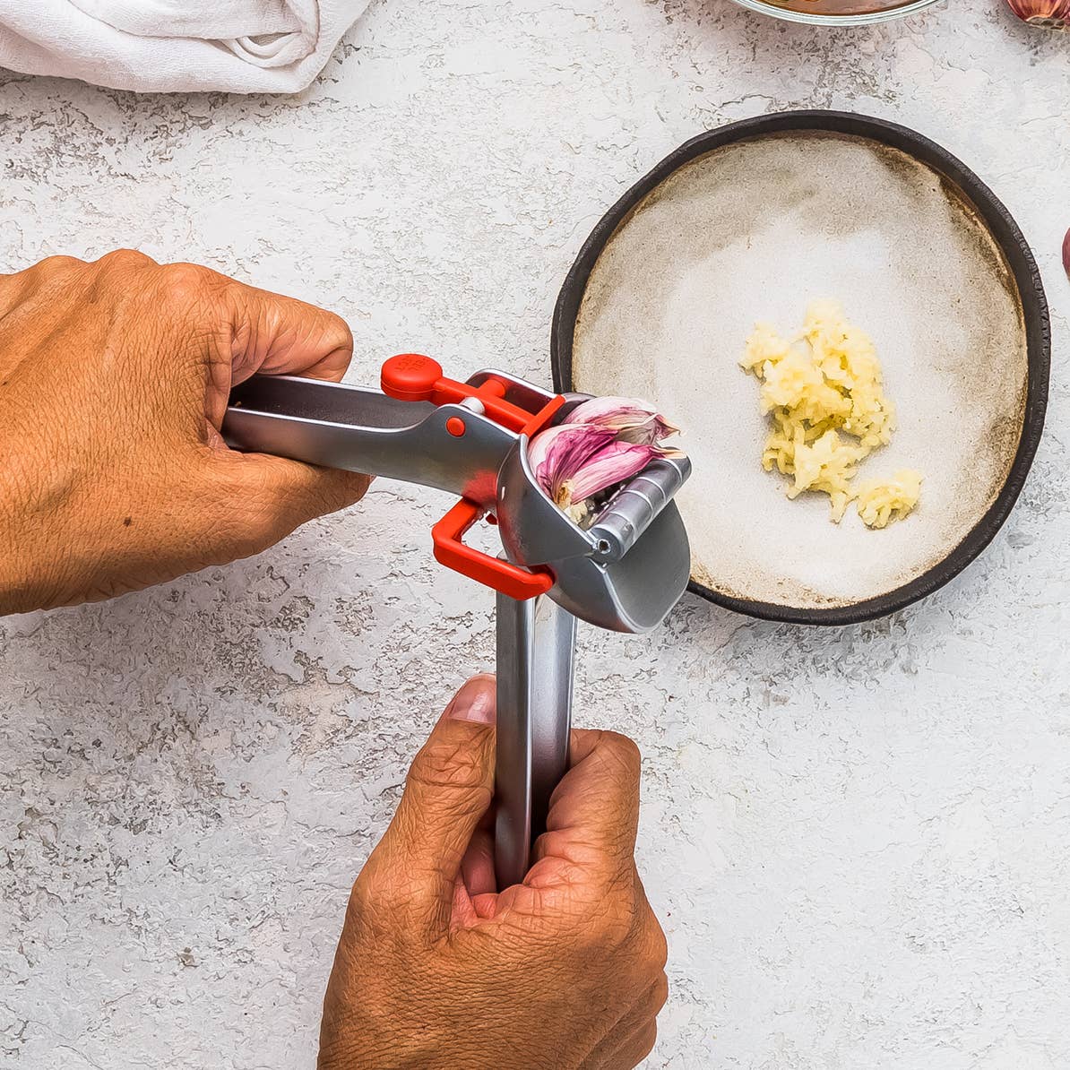 Garject - Garlic Press, Scrape, & Eject: Black