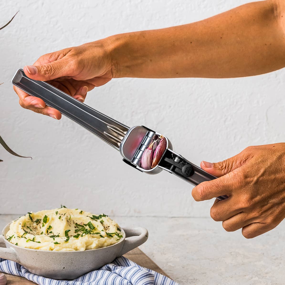 Garject - Garlic Press, Scrape, & Eject: Black
