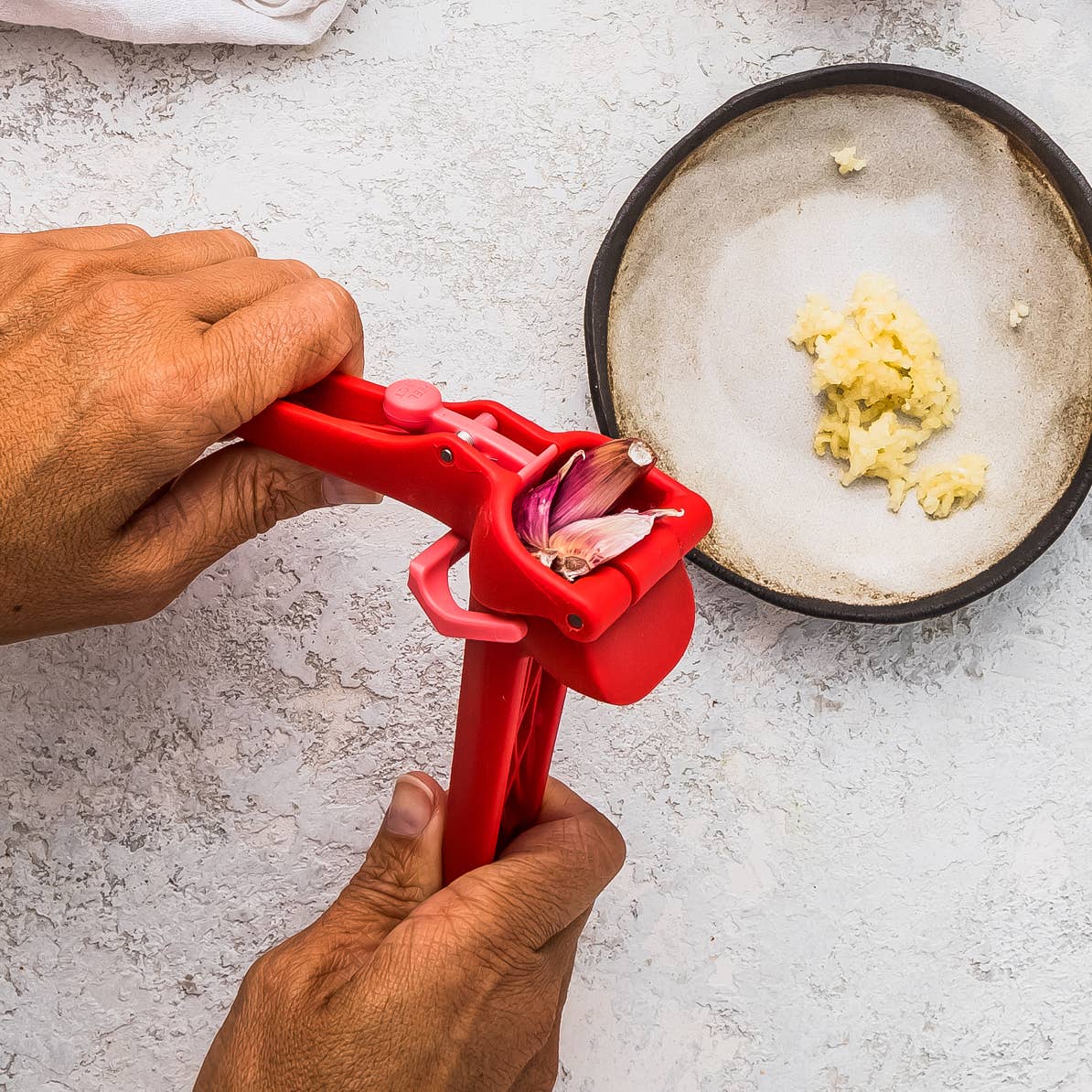 Garject Lite® - Self-cleaning Garlic Press: Black