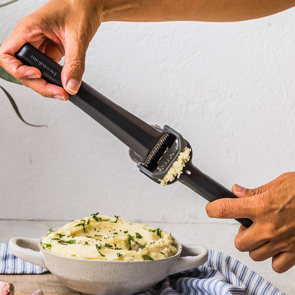 Garject Lite® - Self-cleaning Garlic Press: Black