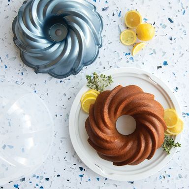 Formed Swirl Bundt® Pan with Cake Keeper